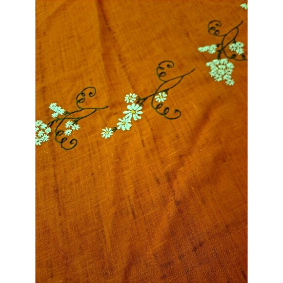 Round Embroidered Tablecloth Orange White Flowers Scalloped Edge 68" READ - Picture 4 of 7